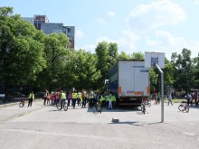 Камион паркира в двора на ОУ "Васил Левски"