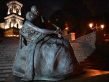 Прочутата скулптура "Прегръдката" вече е в Пловдив