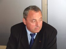 С дамски жилетки и мъжки сака обличат възрастни хора