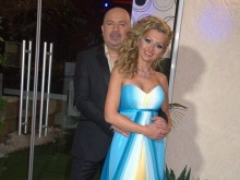 Жената на Орхан Мурад изтри общи снимки във Фейсбук след семеен скандал