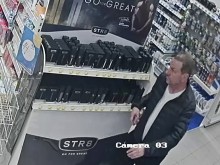 Полицията издирва този мъж за кражба от пловдивски мол