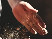 Пиян сипе обиди в магазин, завъртя шамар на мъж