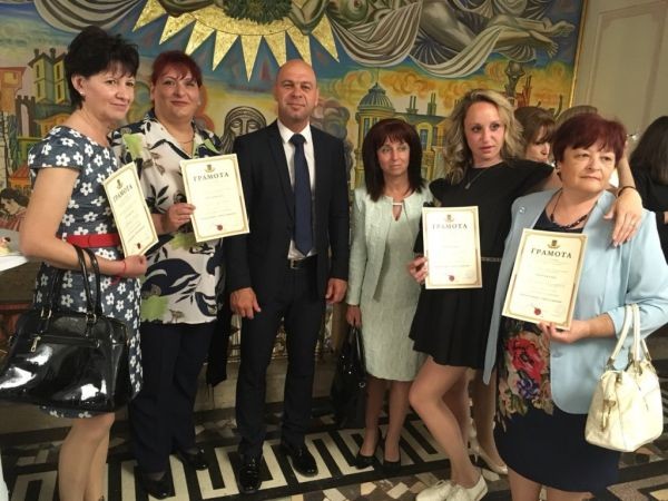 Кметът на "Тракия" отличи с грамоти учители от района за Деня на българската просвета