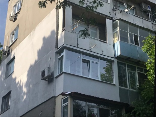 Жената живее на третия етаж в бл.13 във Владиславово, а
