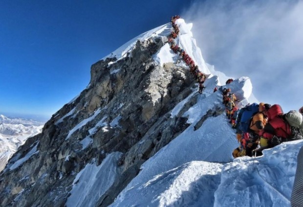 Трима алпинисти загинаха на Еверест съобщиха организаторите на експедициите Така броят