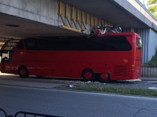 Автобус се заклещи под мост до Гребната база