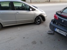 19-годишна сервитьорка заспа над волана и блъсна паркирани автомобили