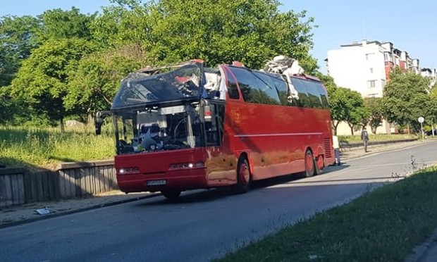 Заклещеният автобус под моста до Гребната се оказа от Северна Македония