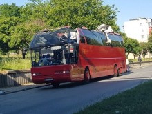 Заклещеният автобус под моста до Гребната се оказа от Северна Македония