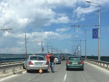 Катастрофа задръсти Аспарухов мост, отведоха бебе в болницата