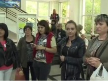 Безсънна нощ във Враца: Хора спят в автобуси, има и колабирали