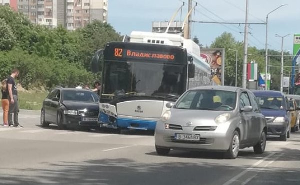 Виждам те КАТ Варна
Катастрофа между лек автомобил и тролейбус затрудни движението