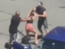 Мъжле смля от бой шофьорка пред десетки погледи