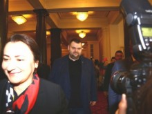 Пеевски се появи в парламента и съобщи, че се отказва