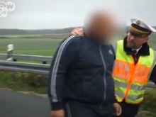 Най-гледаното видео: Полицай наказва хора, снимащи фатални катастрофи!