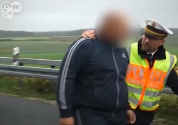 Германски полицай наказва хората които снимат пътни инциденти завършили със