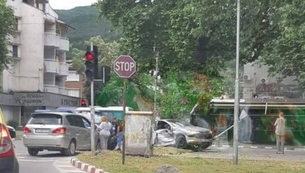 ПТП в Асеновград! Очевидци: Жената мина на червено