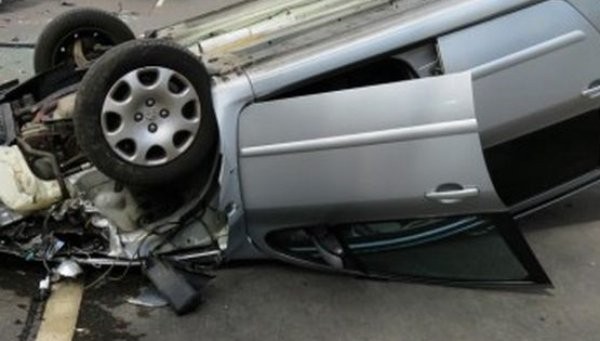 > ИлюстрацияВследствие на инцидента са пострадали водачката на автомобила и