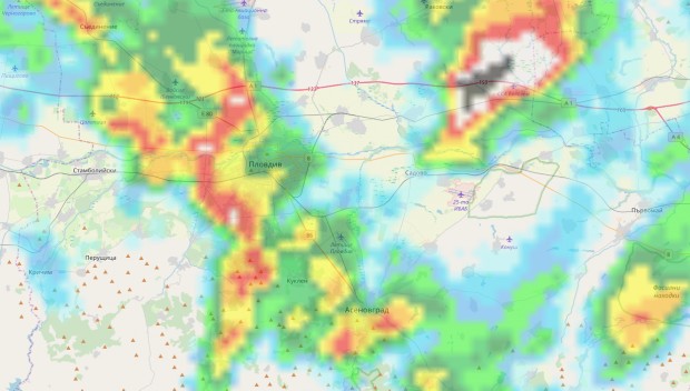 Вижте какво надвисна над Пловдив, чака се нов много силен дъжд!