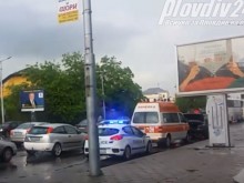 Линейка с болен човек и БМВ катастрофираха пред автогара "Юг"!