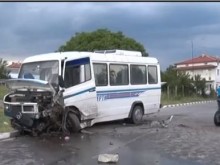 Кола се заби челно в автобус, има пострадали