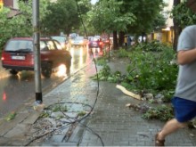 Последиците от жестоката буря в Стара Загора са страшни, много хора останаха без ток
