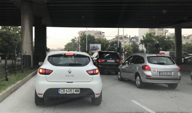 Пътуването в Пловдив е ад, има брутални тапи! Автобуси дори не тръгнаха заради тежката обстановка