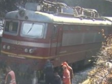 Влакът от Варна за София се е ударил в скали преди село Стряма