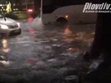 Награждават шофьор на 116, спасявал зъзнещи в дъжда хора