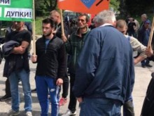 Протестиращи блокирараха пътя Пещера-Батак