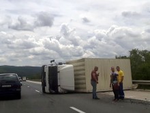Камион застина перпендикулярно на "Тракия" след тежко ПТП