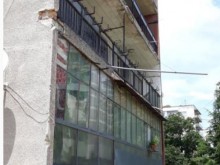 Ученичка от Пазарджик е с разкъсан крак, след като мазилка падна от тераса