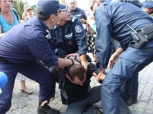 Луд екшън и паника в Кючука! Дилър се разрева пред полицаите