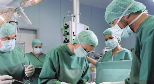 Лекарите в болницата в Добрич се борят за живота на