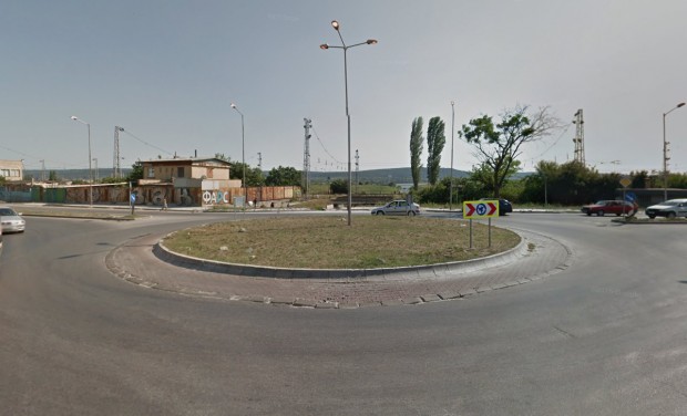 Google
Вчера, около 17:30 часа, на кръговото кръстовище между ул. «Девня»