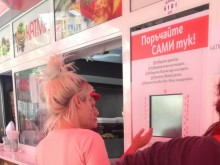 Модерна работа! Известно заведение за дюнери замени касиерките с машини