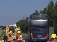 21 деца бяха ранени след сблъсък на автобус с лек автомобил