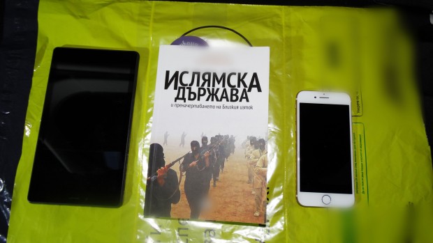Как "Ислямска държава" се премести в Пловдив? Вижте намереното в дома на момчето