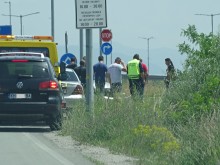 Автомобил блъсна полицай на мотор край Кочериново