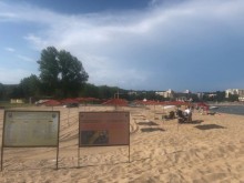 В началото на летния сезон се гаврят с туристи, гонят ги от плажа на Дюни