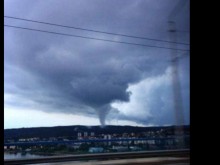 Апокалиптична картина над морската ни столица, заснеха торнадо