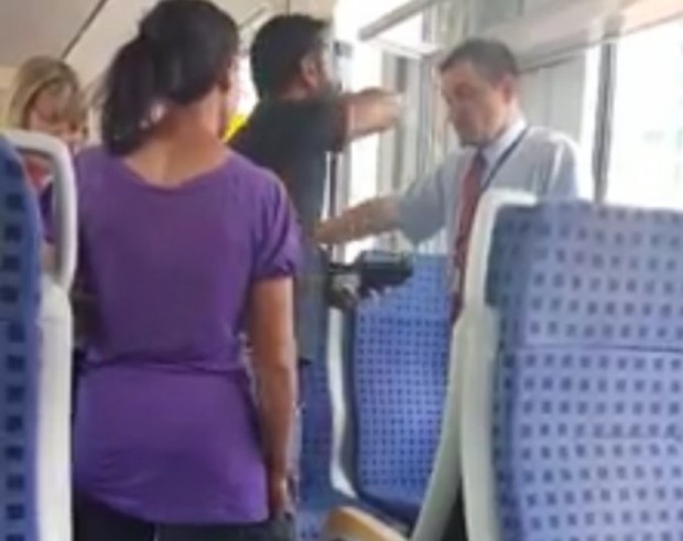 Фейсбук Грозна разправия между цигани и контрольор във влак на БДЖ