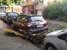 Лек автомобил е увреден след инцидент заради бурята в Пловдив
