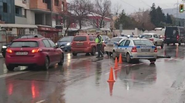 Шофиране на заден ход в "Кючука" изпрати възрастна жена в болница