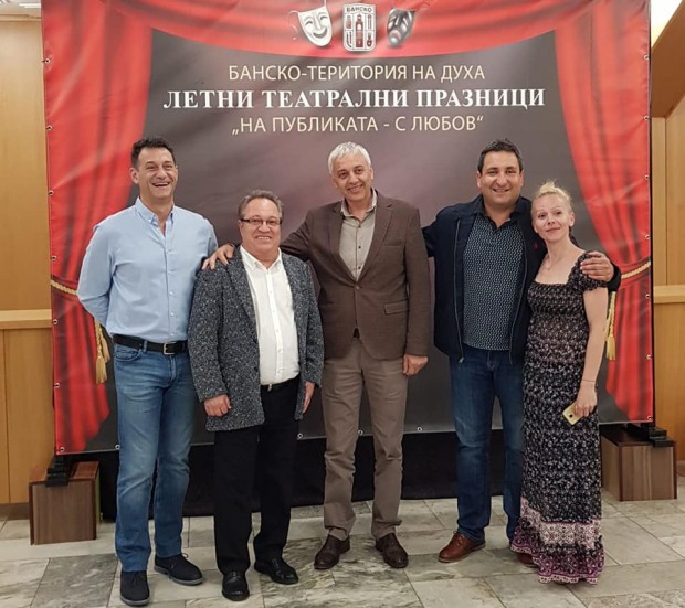 Прекъснаха представление в Банско заради взривове и дим