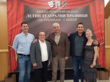 Прекъснаха представление в Банско заради взривове и дим
