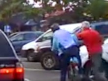 Шофьор слезе от колата си и удари жестоко в главата велосипедист