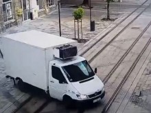 Бус събори стълб на новоремонтирана улица в столицата