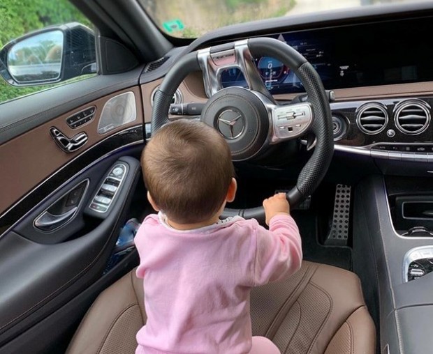 Преслава учи дъщеря си да кара. Пайнерката даде на бебето