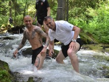 Уникални снимки! Ето как играчите на Локо възстановяват в ледени води